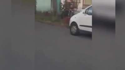 man with chainsaw threatens people on the street, police manage to arrest him, chile 2023