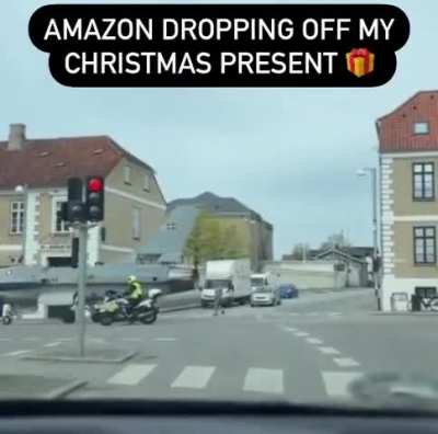 Apparently this is how you move fighter jets in Denmark🛩️🇩🇰