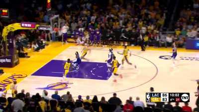 [Highlight] Patrick Beverly throws a lob to Reeves, Reeves hits the backboard