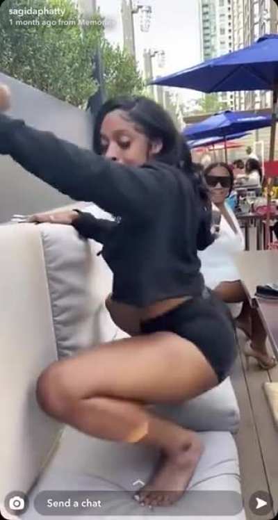 From her friend&rsquo;s snap