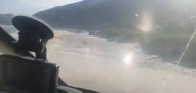 Relembrar &eacute; viver: pol&iacute;cia usando helic&oacute;ptero para achar pessoas se arriscando a pegar COVID em praias isoladas.