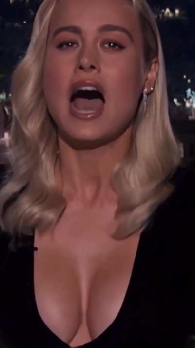 Brie and her iconically sexy black dress letting us know that Thanksgiving is tomorrow! 🖤
