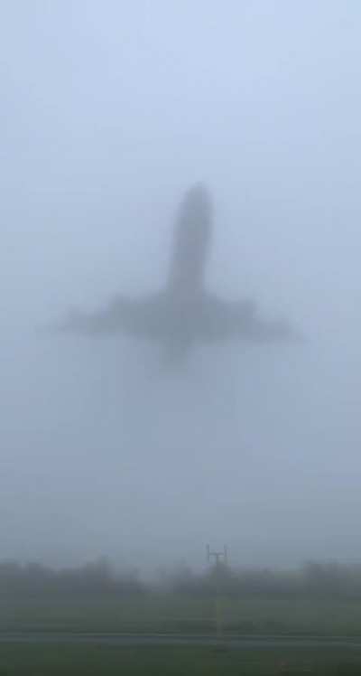 Boeing 747 voando baixo em uma neblina densa