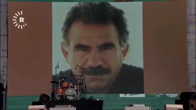İstanbul Yenikapı'da, bebek katili Abdullah &Ouml;calan'ın g&ouml;r&uuml;nt&uuml;leri ve konuşmaları yayınlandı. Devlet T&uuml;rk bayraklı gen&ccedil;lere kaskla vururken bunları izliyor.