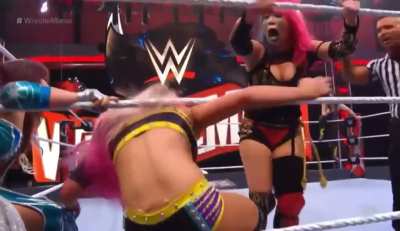 Kairi Sane drags Alexa by her hair to tag in Asuka who stomps on Alexa&rsquo;s stomach and throat, choking her in the corner! Kairi adds insult to injury by using Alexa&rsquo;s beautiful blonde hair as a mop!