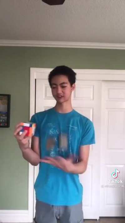 Man recites pi, solves a Rubik&rsquo;s cu e, and juggles at the same time