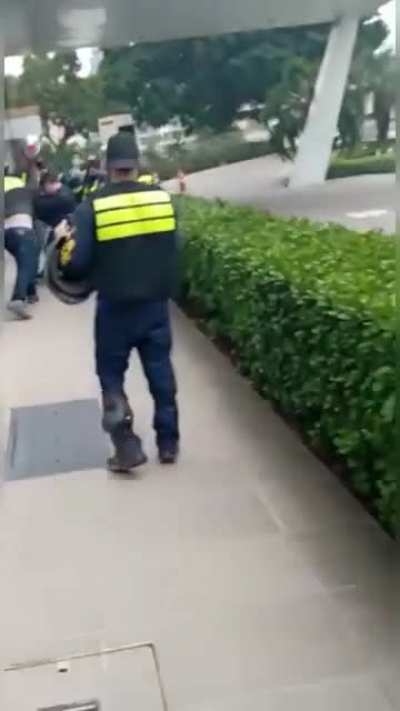 Grupo de motoboys ataca homem ap&oacute;s ele atropelar suas motos