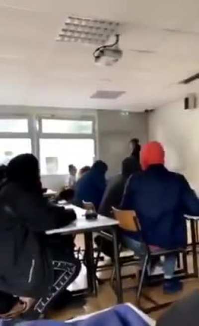 fights about the use of face masks in a France school