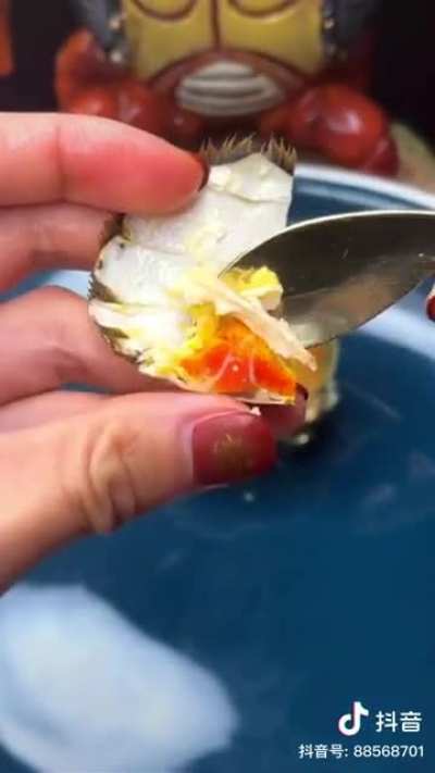 How to take out crab meat