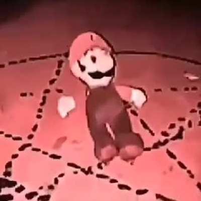 Luigi poseido levant&aacute;ndose con tren al sur de fondo