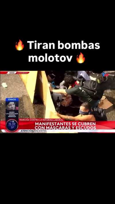 Piqueteros arrojan coctel molotov hac&iacute;a grupo de polic&iacute;as, congreso