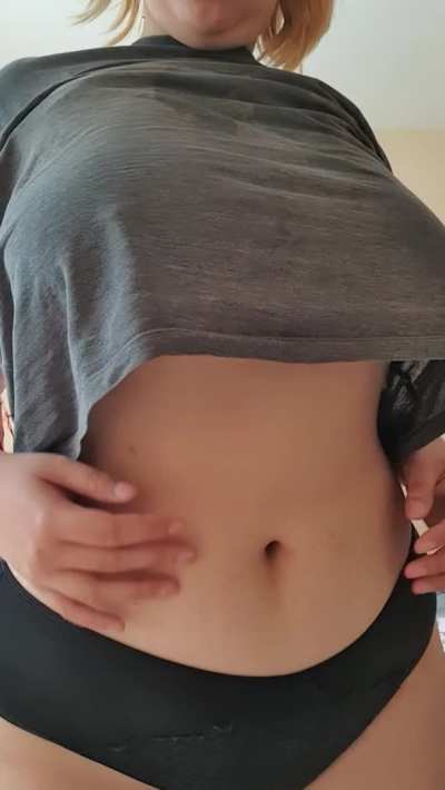 Hey there lovelies. This is my first ever tittydrop. Enjoy. 💋