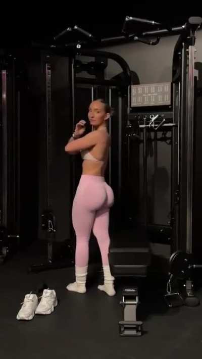 how her ass jiggles is unreal