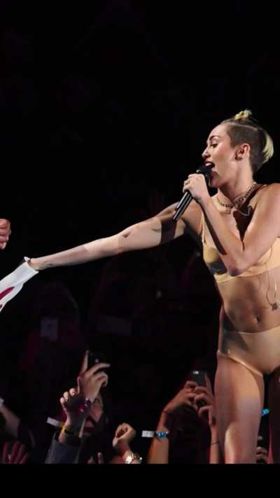 Miley 2013 VMA&rsquo;s Bangerz Blitz.