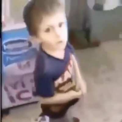 KGB aslanı bi &ccedil;ocukla karşılaşıyor