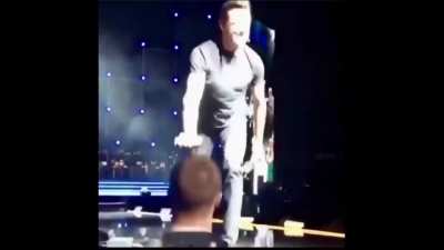 Huge Jackman going full on Wolverine with a fan