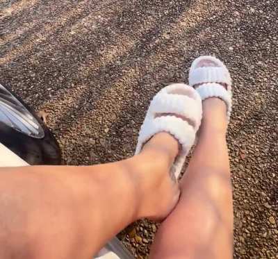 Sunshine + fav slippers = 😬