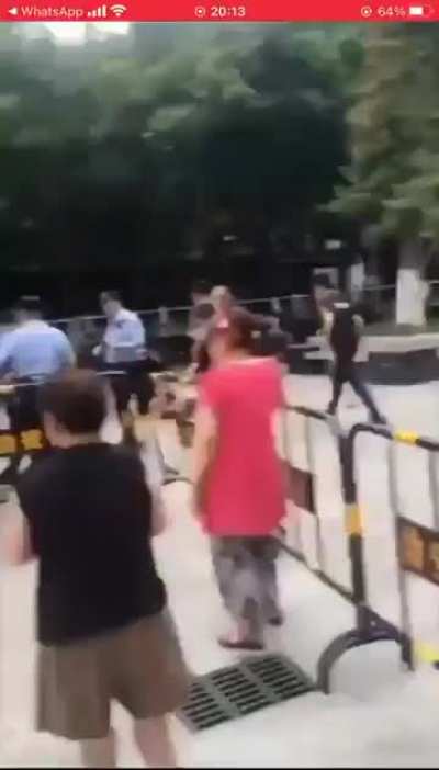面对警察，小伙呼吁：&ldquo;不要去攻击人民警察，他们是听命令的，人民警察为的是人民，我相信他们是有良心的，我们要的是对话&rdquo;。然后&hellip;&hellip;就没有然后了