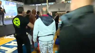 Bodybuilder slaps IFBB judge