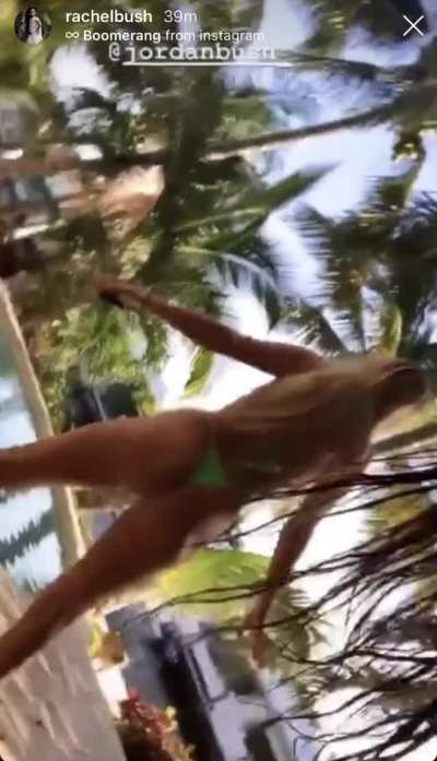 Sisterly Twerking again