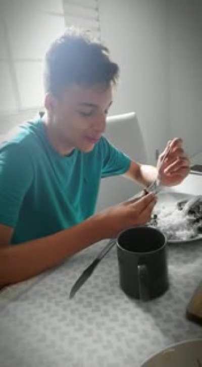 Estas a comer cu