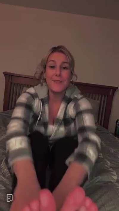 Compiled some of the best parts of her live. Best feet I&rsquo;ve seen on TikTok