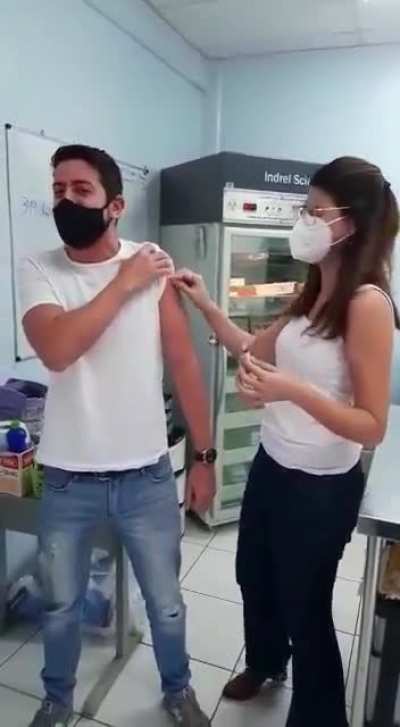 Brazilian sports commentator narrates his vaccination in real-time like a game-winning goal