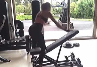 Pokin’ her ass up