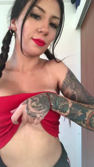 Anyone else likes big natural Latina boobs? [reveal]