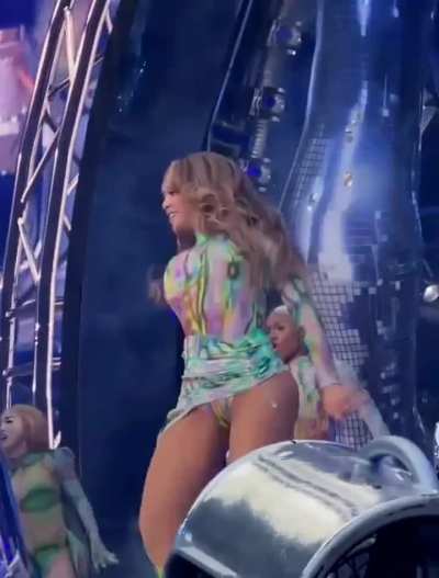 QueenB