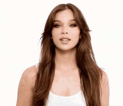 Hailee Steinfeld&rsquo;s beautiful face is perfect for a huge facial