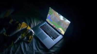Tu familia est&aacute; dormida y est&aacute;s jugando Minecraft en una noche de verano de 2012 mientras tus vecinos se pelean