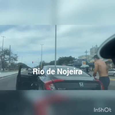 Primeira vez que vejo um manco querendo brigar