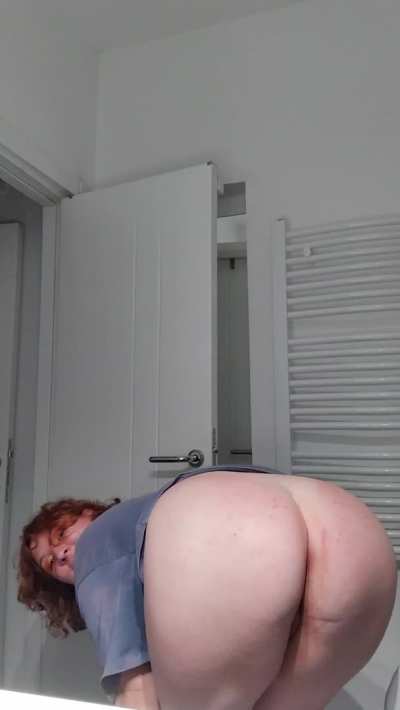Pale redhead with big ass for your pleasure