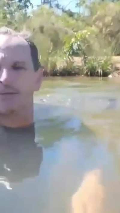 Veja esse cara tomando banho com uma on&ccedil;a