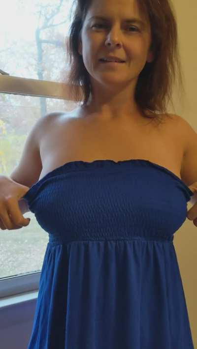 Average top drop for average mom nextdoor boobs