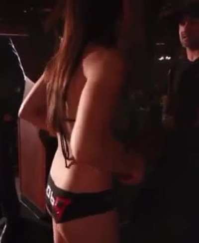 Showing off her ass crack 🥵