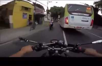 Idiot on motorcycle doesn&rsquo;t see bus doing left turn, almost dies.