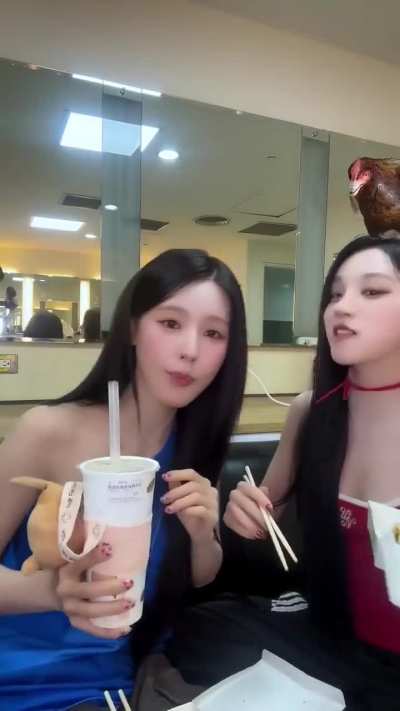 Yuqi with Miyeon (Having fun with chicken hat &amp;lt;3)