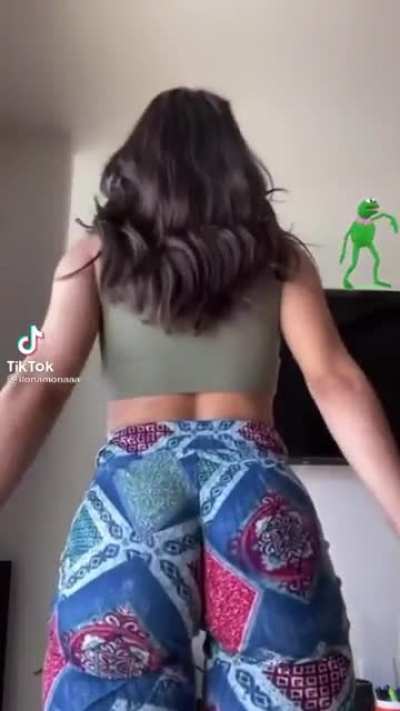 I wish I can take a bite while the jello moves