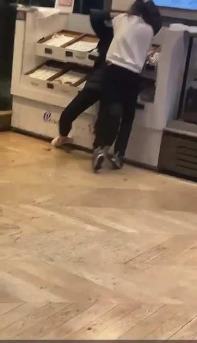 Dublin girl takes a blade to a fist fight.