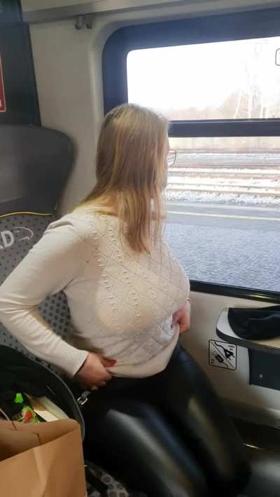 In the video I blurred out one curious person outside my compartment window. Heh [F}