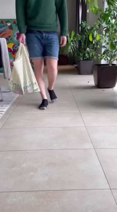 Stop bumping into your groceries, by placing the bag correctly in your hand