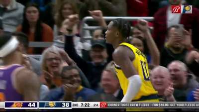 [Highlight] Bennedict Mathurin throws down the fastbreak windmill!