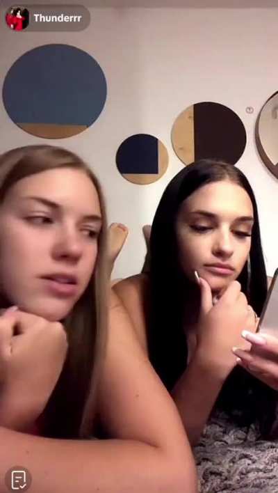 @thunderrr_r were live on TikTok two days ago (re-up with correct aspect ratio). Most of it very boring just chilling in the pose like the first clip and a single closeup flash in the second clip. Boring by their standards but cute feet are cute feet!