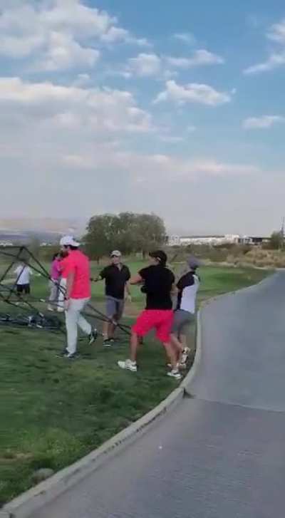 Hay dos tipos de putiza, la que se arma en el barrio y la que juega al golf...