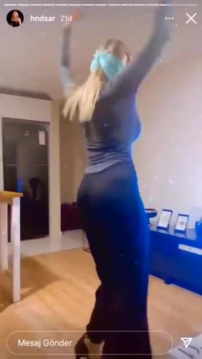 Haberde s&ouml;z&uuml; ge&ccedil;en Hande Sarıoğlu'nu işinden ettiği iddaa edilen video...