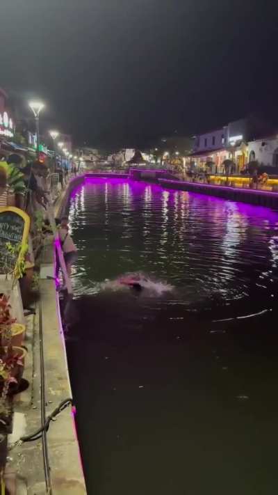 This Proves the Malacca River Is Perfect for Skinny Dipping, Tourists Certified!