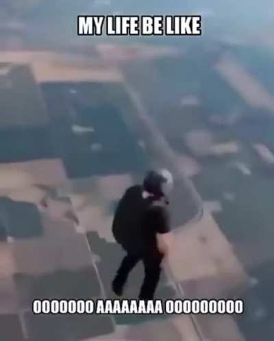 Eu quando to num quarto escuro solteiro e minha m&atilde;e abre a porta ..