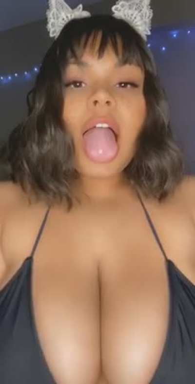 Choke me while I&rsquo;m cumming and I&rsquo;m all yours 💕